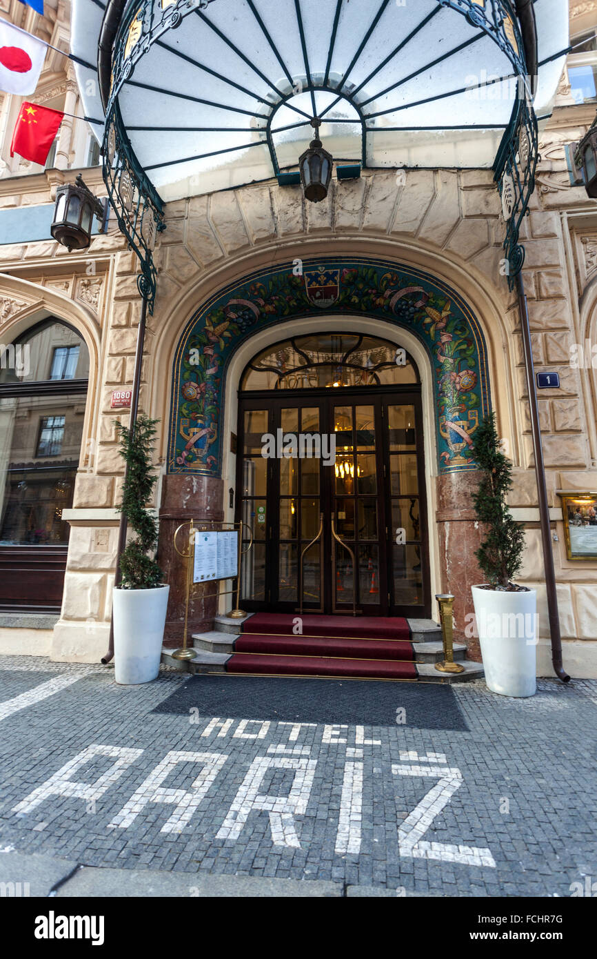 Eingang zum Hotel Savoy ist ein 5 Sterne luxus Hotel im Jugendstil in Prag, Tschechische Republik Stockfoto