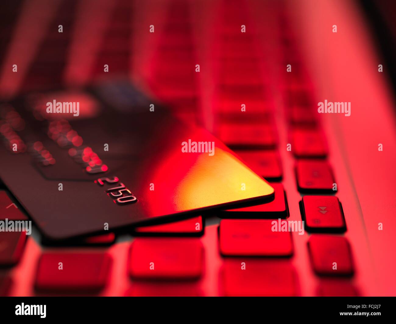 EIGENTUM FREIGEGEBEN. Kreditkarte auf einem Laptop sitzt. Stockfoto