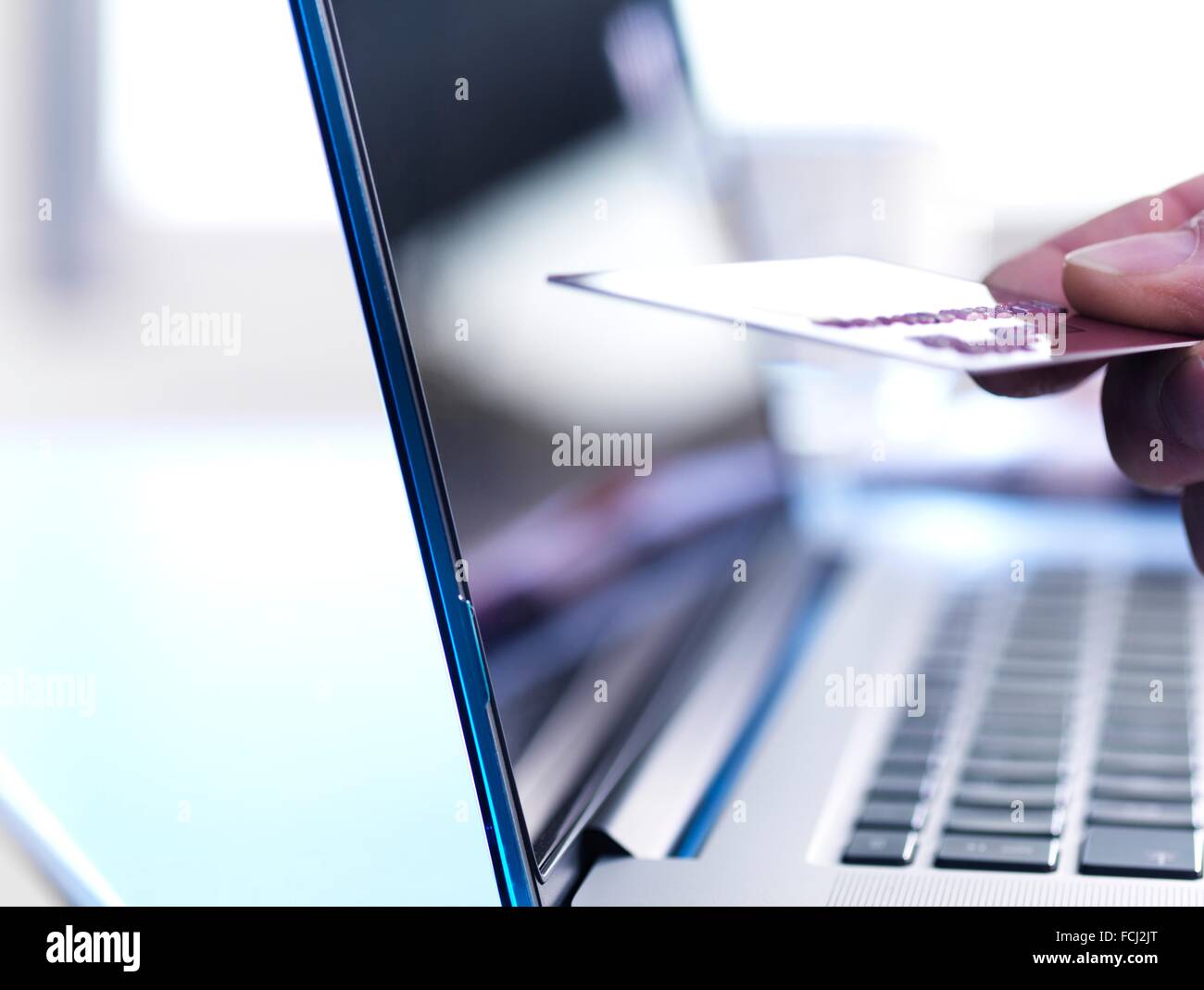 EIGENTUM FREIGEGEBEN. Person, Online-shopping mit Kreditkarte. Stockfoto