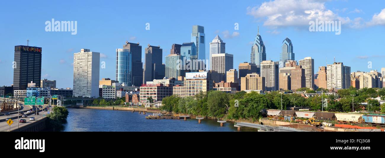 Skyline der Innenstadt von Philadelphia, Pennsylvania, mit Blick auf den Schuylkill River. Stockfoto