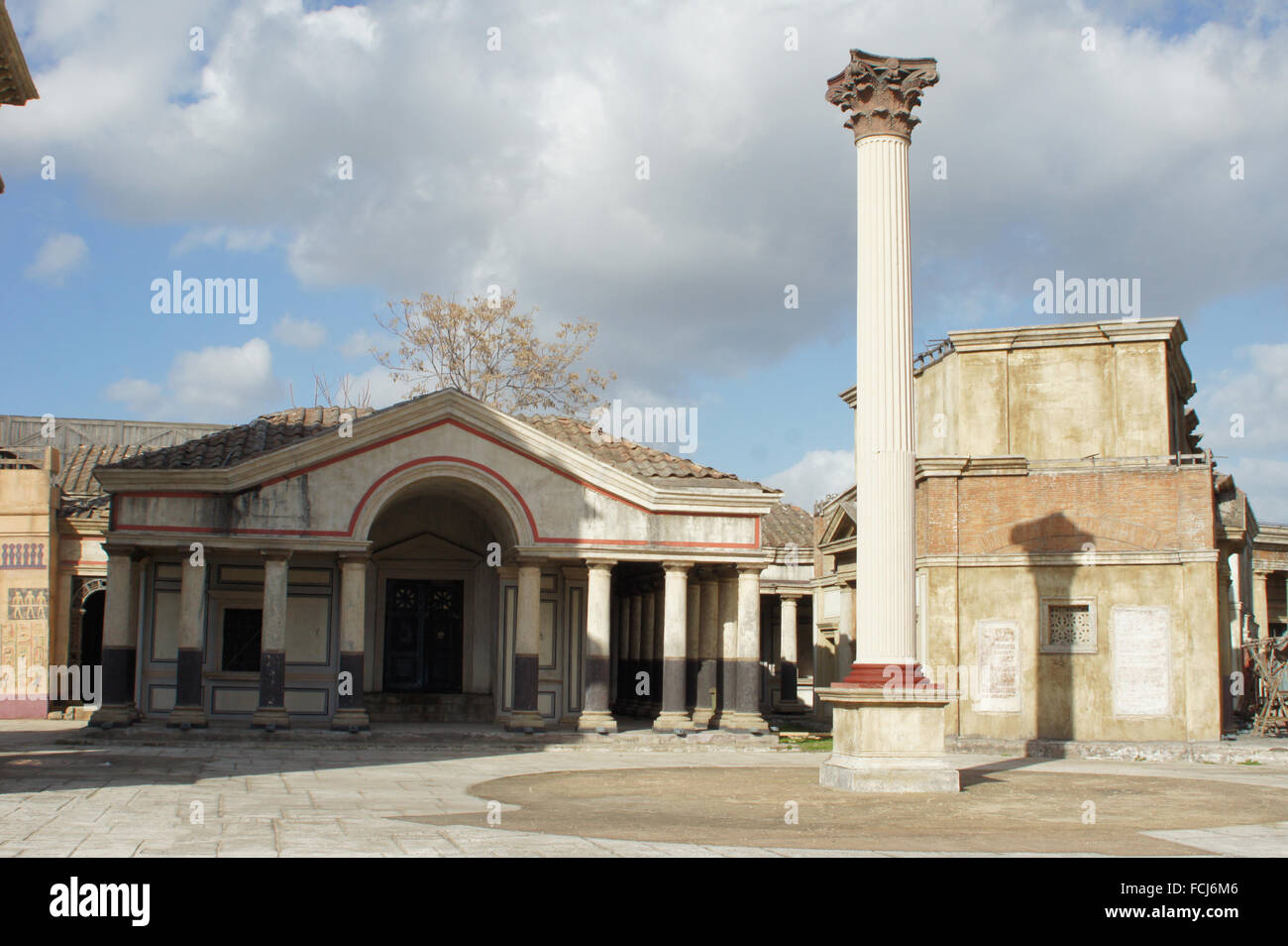 Rom, Italien. 13. Januar 2016. Das Film-set mit Gebäuden aus dem alten Rom, für die TV-Serie "Rom", produziert von HBO, BBC und RAI, am Cinecitta-Film-Studio-Komplex in Rom, Italien, 13. Januar 2016 gebaut. Foto: CAROLA FRENTZEN/DPA/Alamy Live-Nachrichten Stockfoto