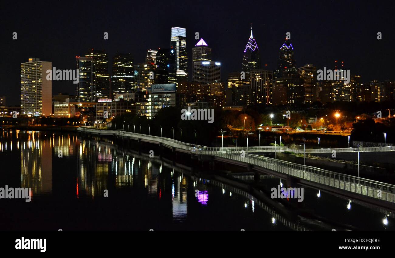 Skyline der Innenstadt von Philadelphia, Pennsylvania, mit Blick auf den Fluss Schuylkill in der Nacht. Stockfoto