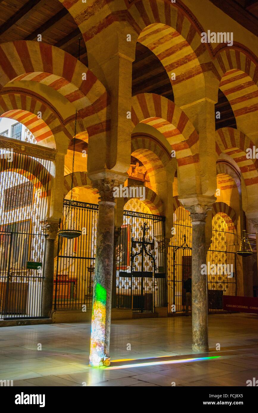 Moschee-Kathedrale, innen Ansicht und Lichteffekt. Córdoba, Spanien. Stockfoto