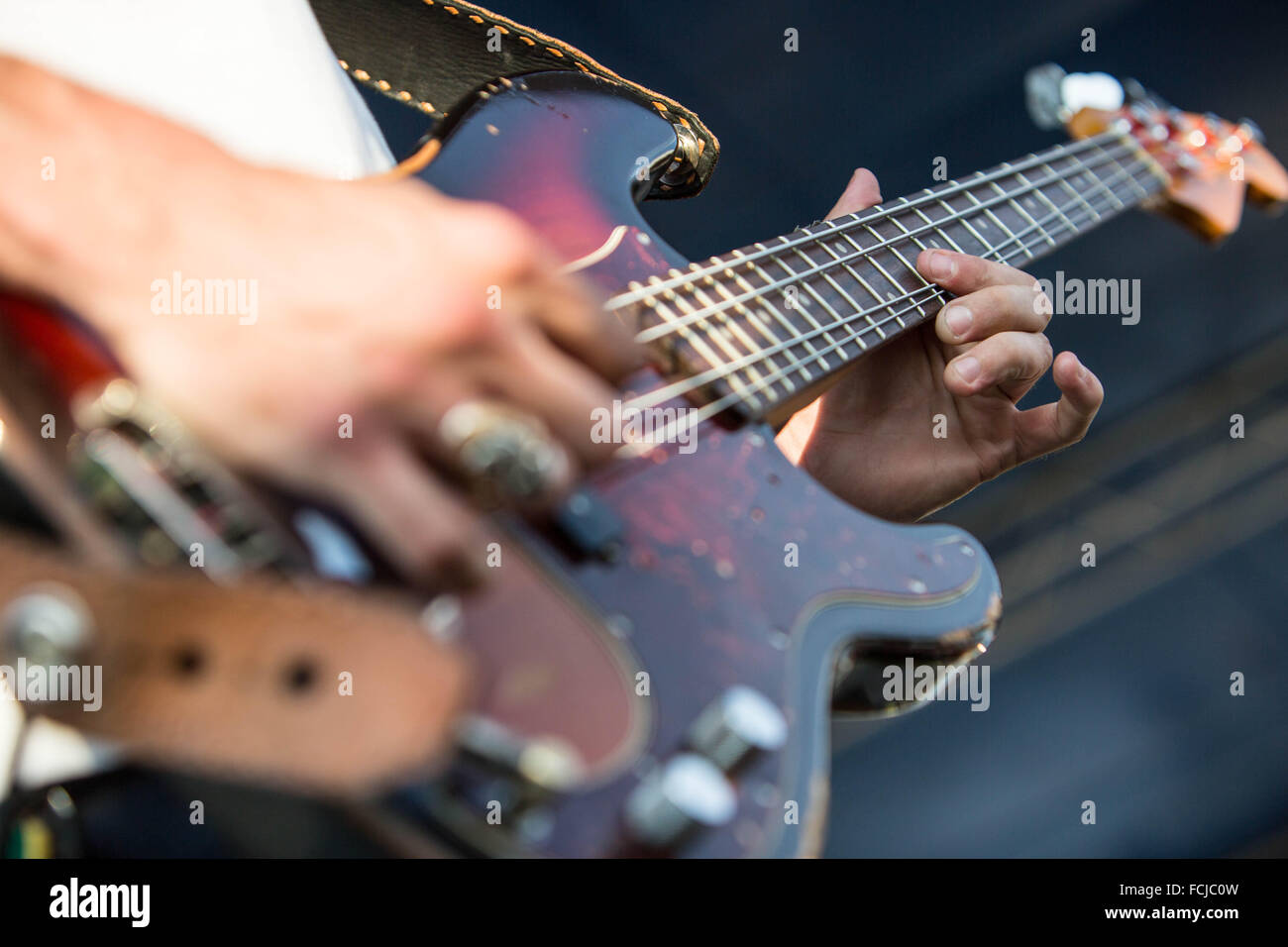 Hände auf einem bass Stockfoto