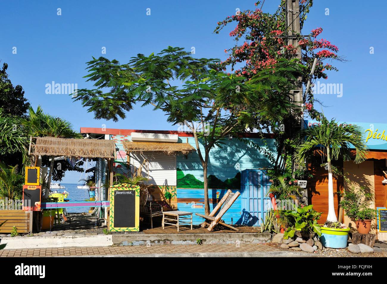 Meeresfrüchte und Fisch-Restaurant am Meer, Dorf von Deshaies, Basse-Terre, Guadeloupe, Überseeregion Frankreichs, Moorea Stockfoto
