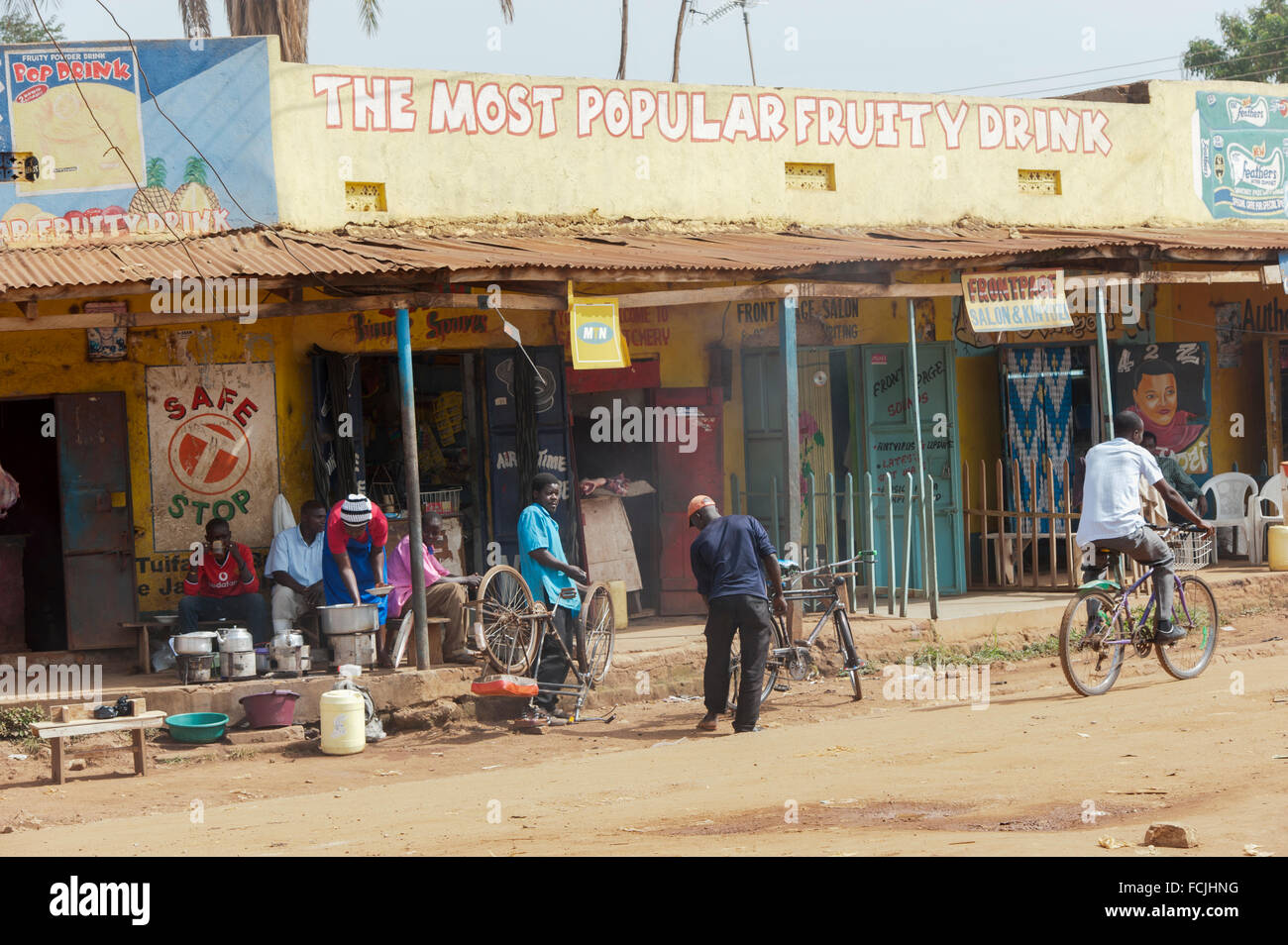 Beschäftigt Straßenszene in Busia, Uganda, Bordertown zwischen Uganda und Kenia. Stockfoto