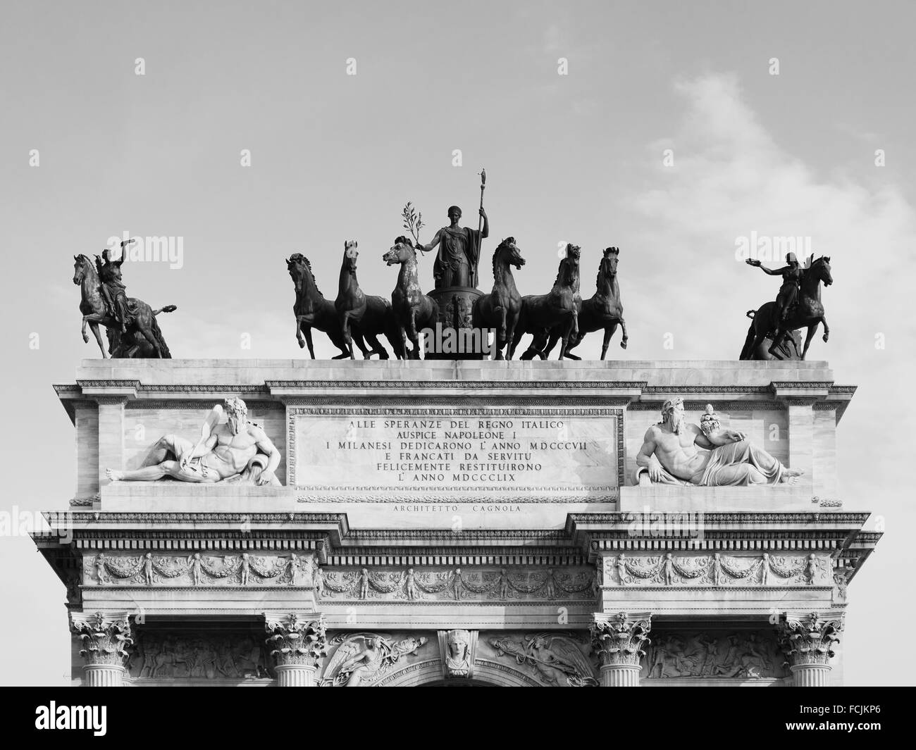 Blick auf den Bogen des Friedens in Mailand schwarz / weiß Stockfoto
