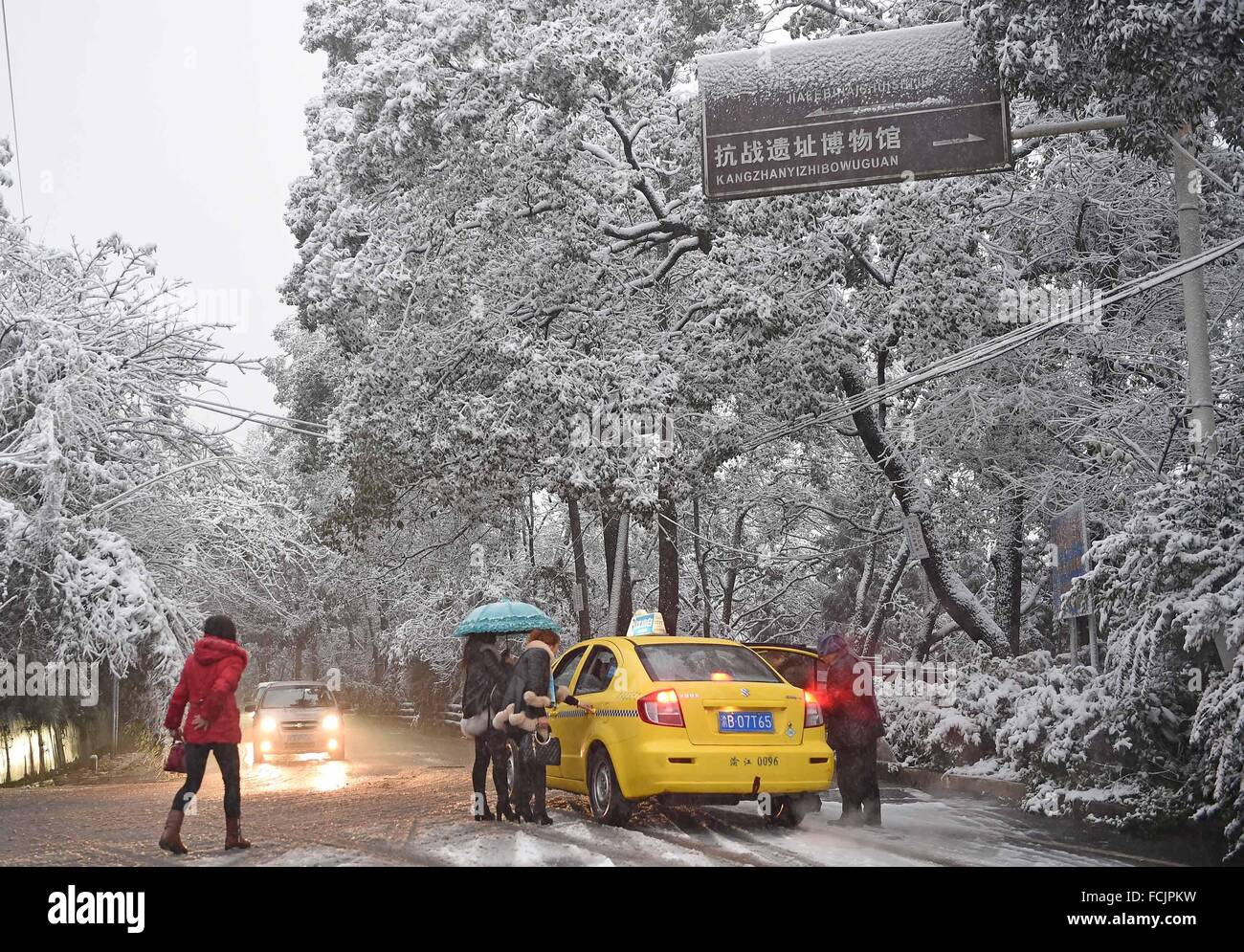 Chongqing. 23. Januar 2016. Taxi nehmen Menschen in der Innenstadt von Chongqing, Südwest-China. Die Stadt sah diesen Winter niedrigste Temperatur unter dem Gefrierpunkt am Samstag eintauchen. © Chen Cheng/Xinhua/Alamy Live-Nachrichten Stockfoto