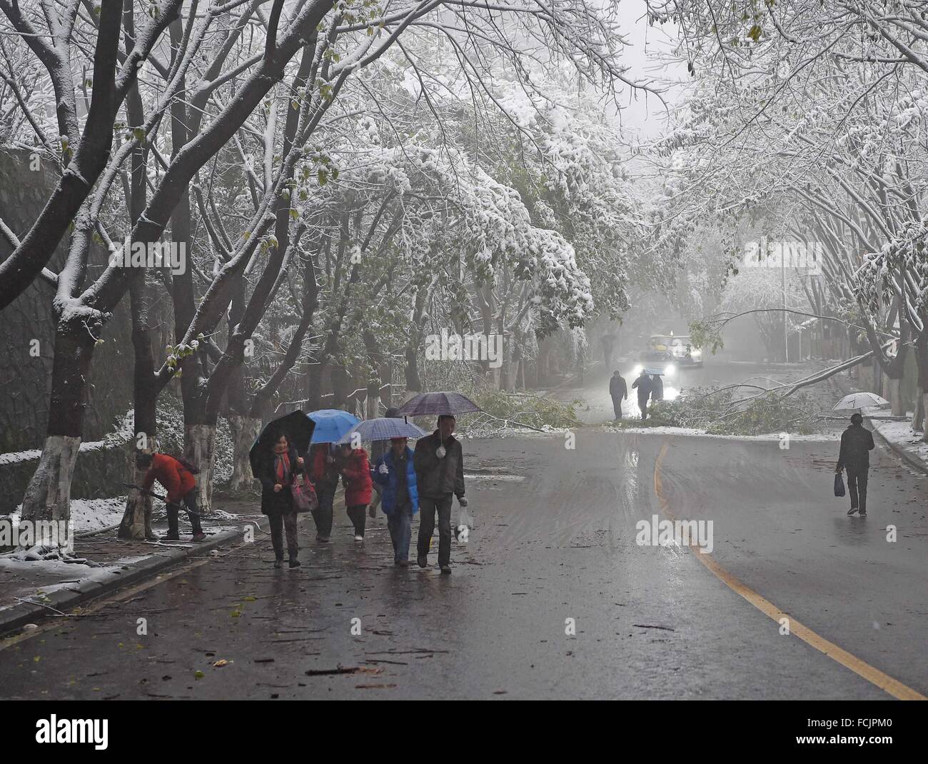 Chongqing. 23. Januar 2016. Die Menschen gehen in den Schnee in der Innenstadt von Chongqing, Südwest-China. Die Stadt sah diesen Winter niedrigste Temperatur unter dem Gefrierpunkt am Samstag eintauchen. © Chen Cheng/Xinhua/Alamy Live-Nachrichten Stockfoto