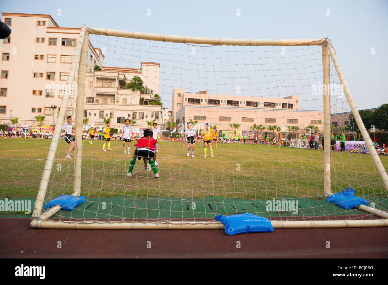 ZHONGSHAN, CHINA - Kinder spielen am 19. März 2015 in Zhongshan, China im freundlichen Fußballspiel 19.März. Stockfoto