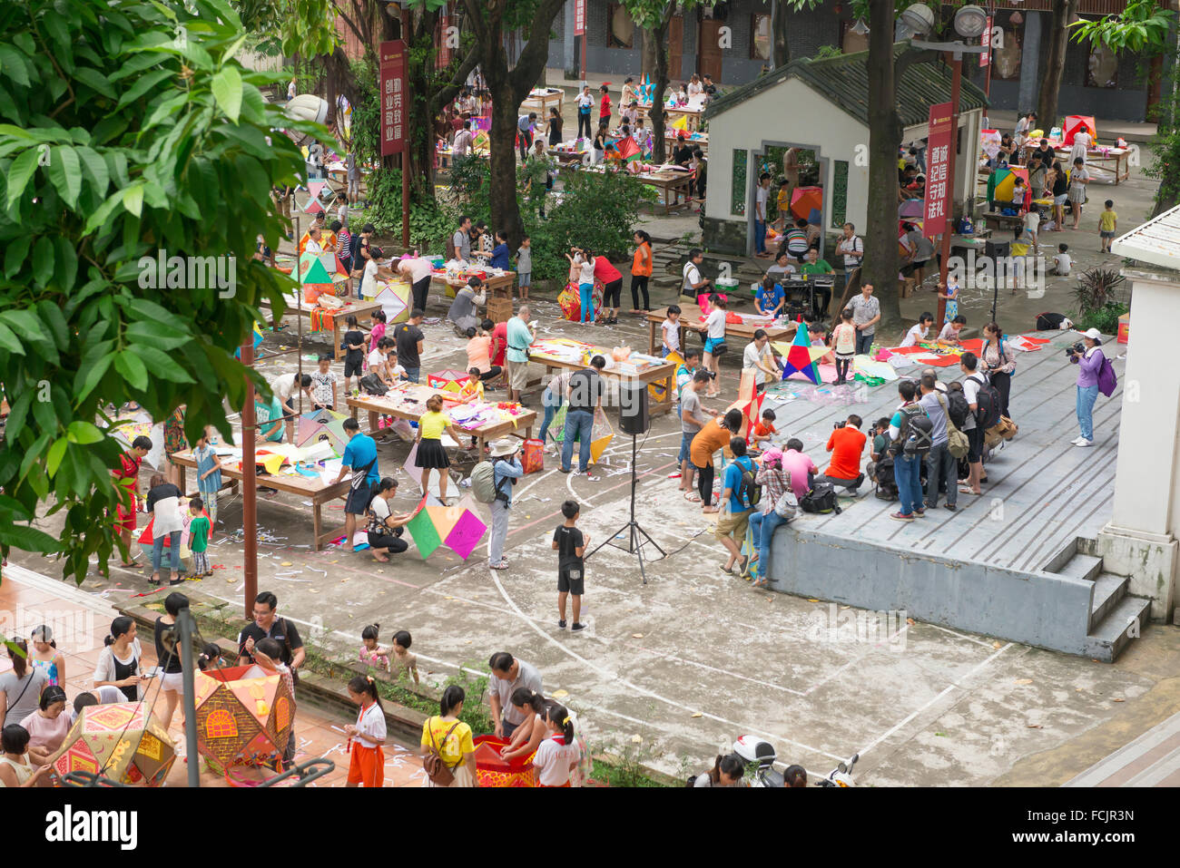 ZHONGSHAN GUANGDONG CHINA-SEP 20,2015: Familien, Laternen für chinesischen Mittherbstfest am September 20,2015 in Zhongshan, Gua Stockfoto