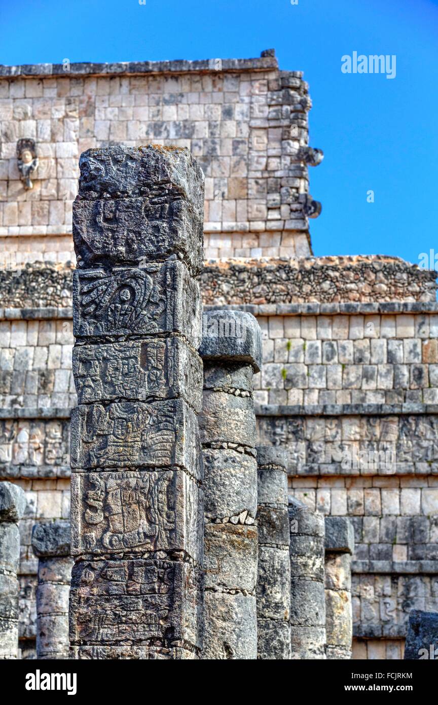 Spalten, verziert mit geschnitzten Tier Gottheiten, Gruppe der Tausend Säulen, Chichen Itza, Yucatan, Mexiko Stockfoto