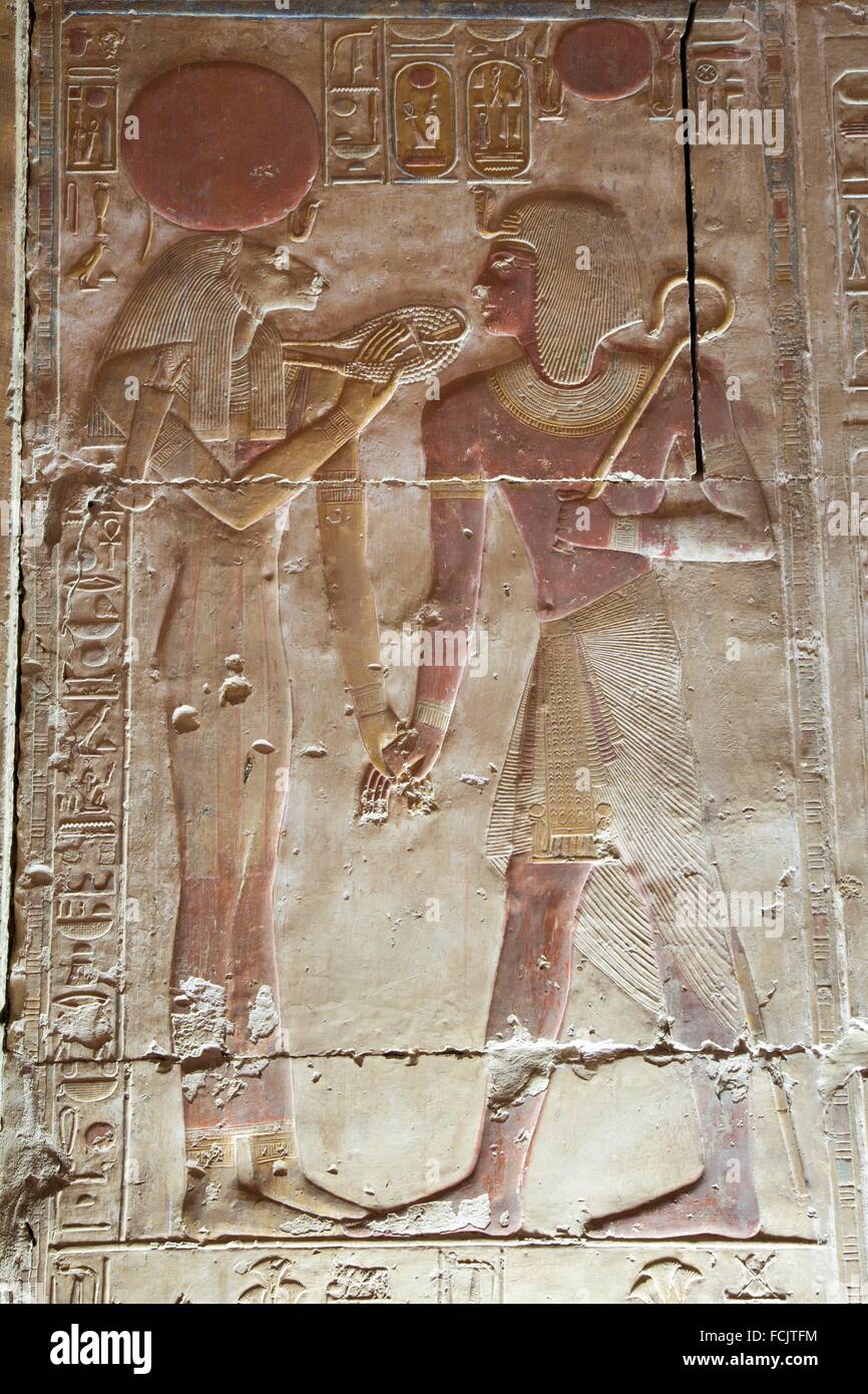 Relief der Göttin Sachmet (links) und Pharao Seti ich (rechts), Tempel von Sethos i., Abydos, Ägypten Stockfoto