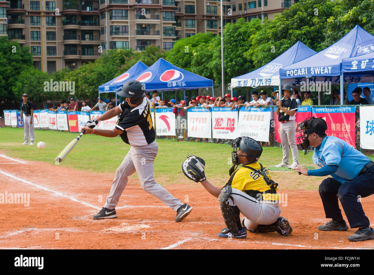 ZHONGSHAN PANDA CUP, ZHONGSHAN, GUANGDONG - August 3:unknown Batter den Ball während des Spiels von 2015 nationale Baseball-Ch Stockfoto