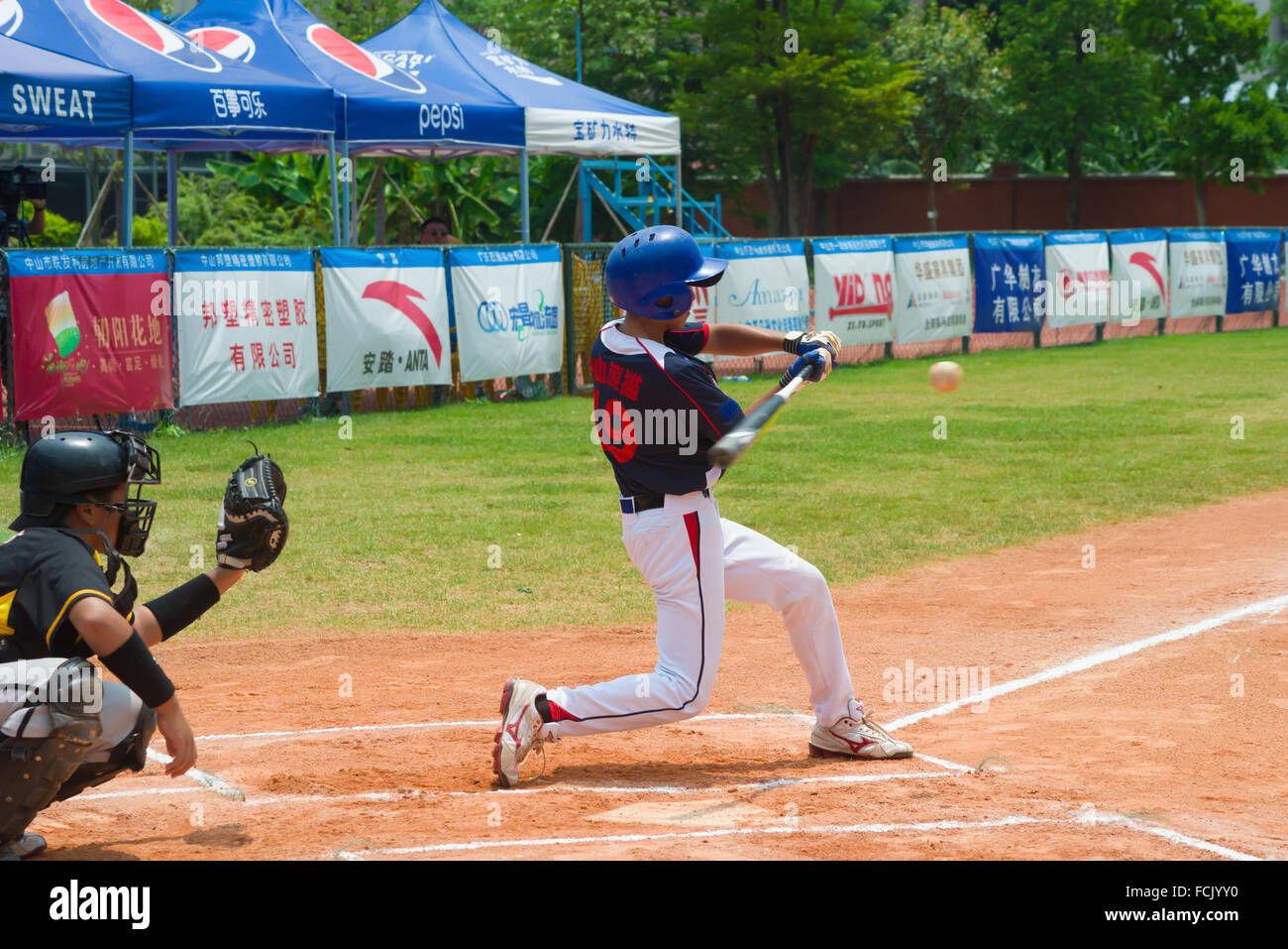 ZHONGSHAN PANDA CUP, ZHONGSHAN, GUANGDONG - August 4:unknown Batter den Ball während des Spiels von 2015 nationale Baseball-Ch Stockfoto