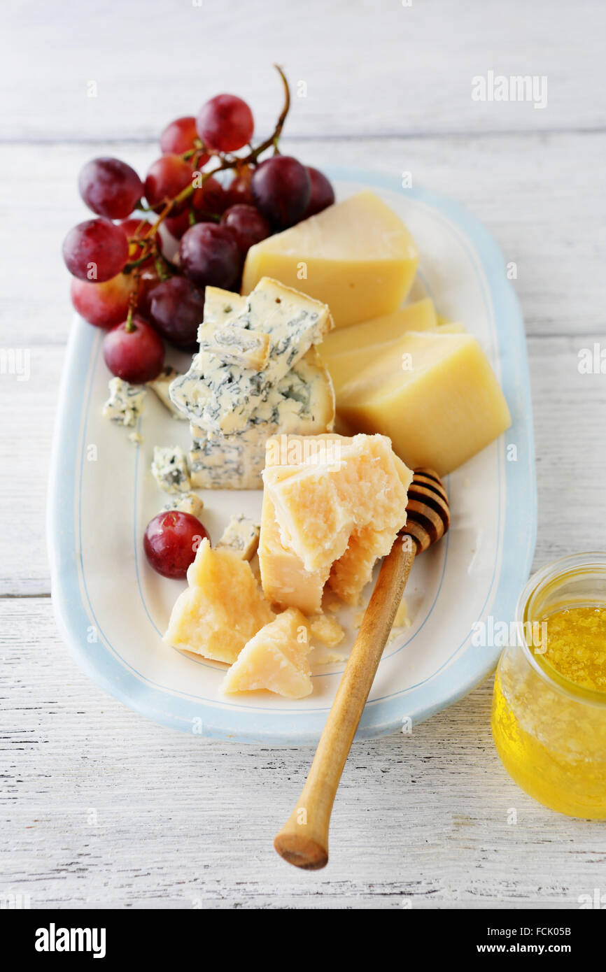 Käseplatte mit Trauben, Essen Nahaufnahme Stockfoto