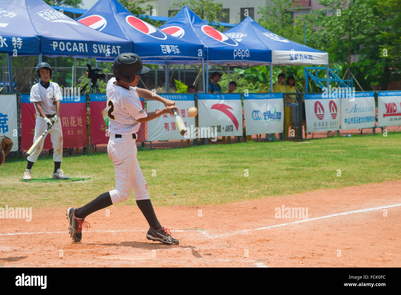 ZHONGSHAN PANDA CUP, ZHONGSHAN, GUANGDONG - August 4:unknown Batter den Ball während des Spiels von 2015 nationale Baseball-Ch Stockfoto