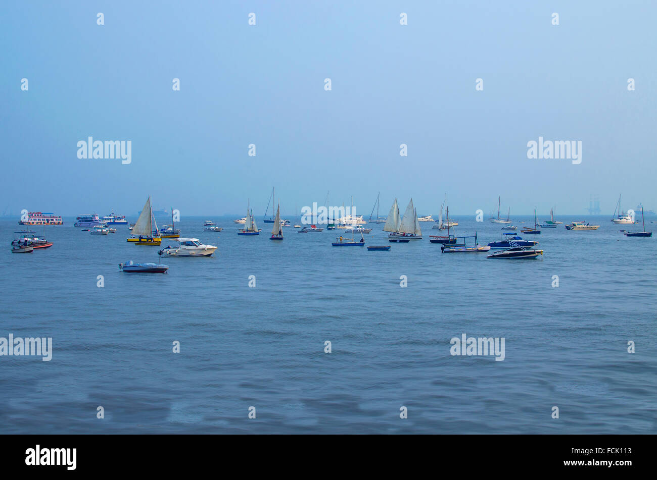 wunderschöne Landschaft mit Yachten und Boote Stockfoto