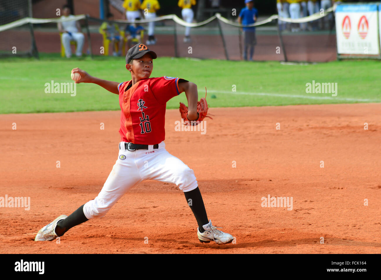 ZHONGSHAN PANDA CUP, ZHONGSHAN, GUANGDONG - August 4:pitcher von TaiWan Zhanghua Dongshan Grundschule wirft einen Ball während einer Stockfoto