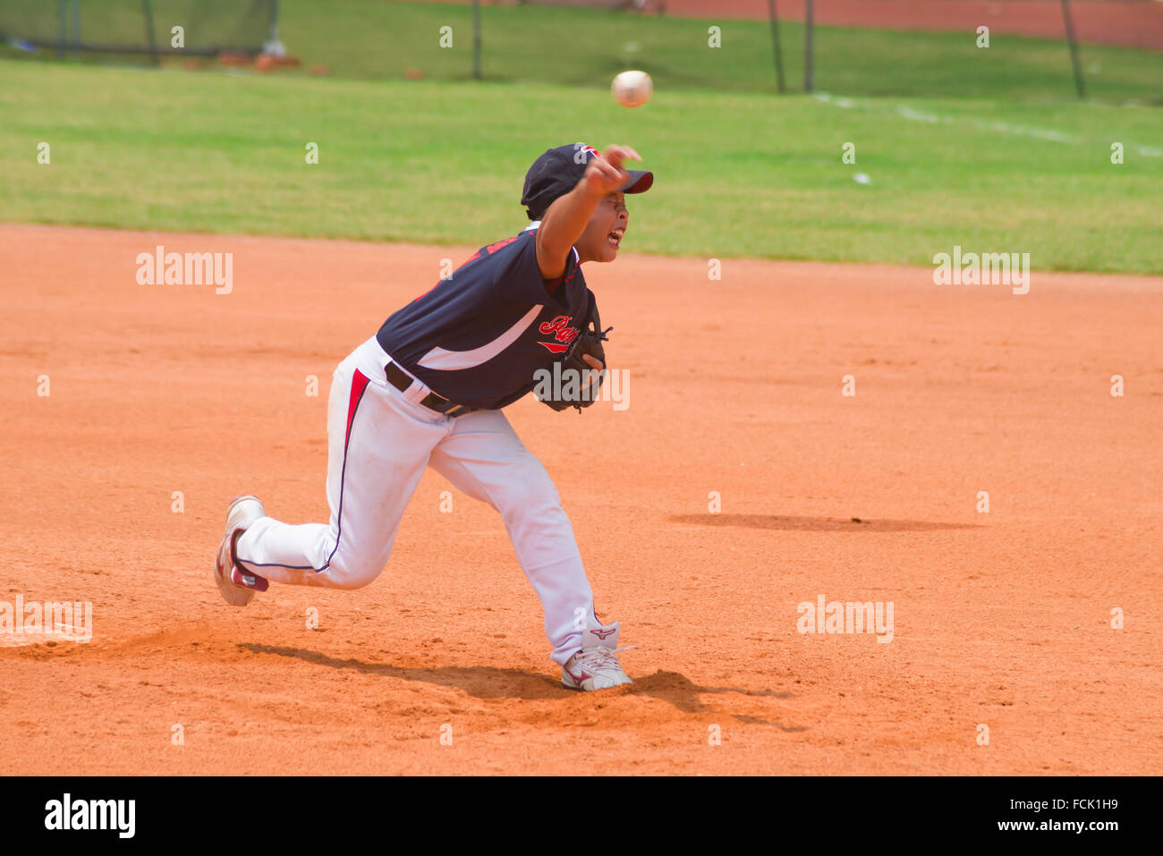 ZHONGSHAN PANDA CUP, ZHONGSHAN, GUANGDONG - August 4:unknown Krug wirft den Ball während eines Spiels der nationalen Baseball 2015 Stockfoto
