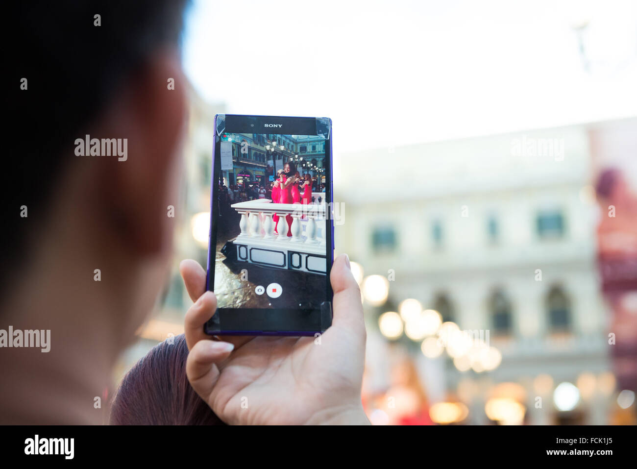 Macao, China - 25 Juni, 2015:People gerade eine live Show aufnehmen von Fotos und Videos im Venetian Hotel, Macao am 25. Juni 2015. Die Stockfoto