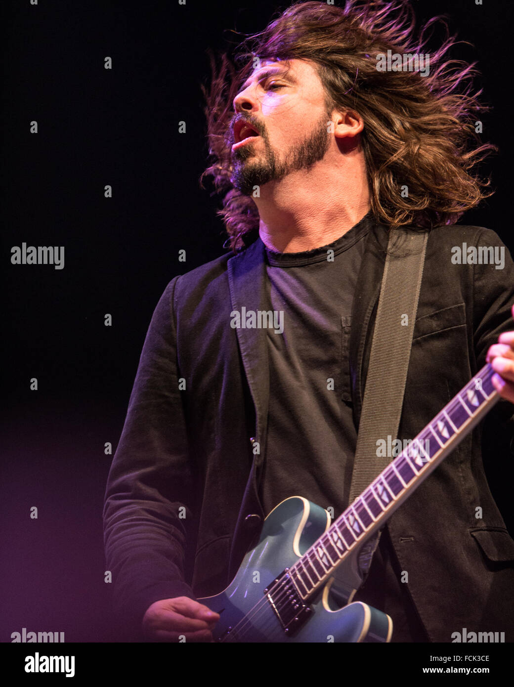 Dave Grohl mit fliegenden Haare Stockfoto