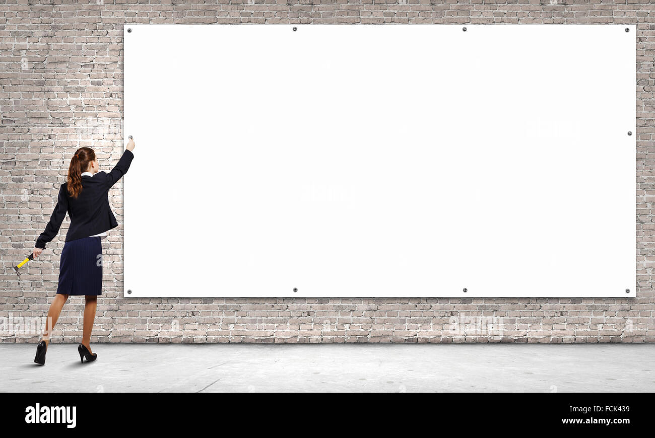Ruckansicht Des Geschaftsfrau Weisse Leeres Banner An Wand Befestigen Stockfotografie Alamy