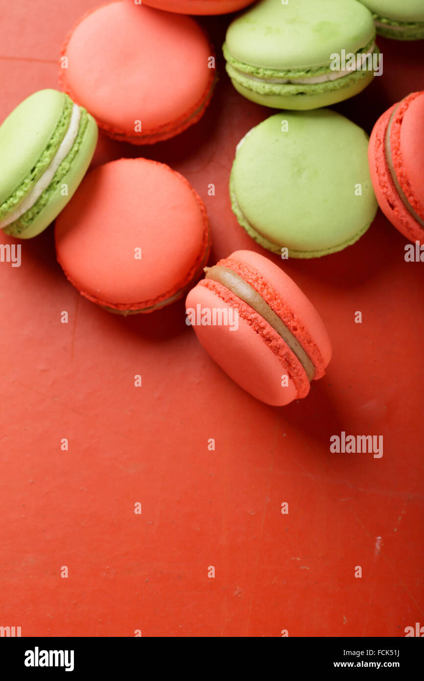 Makronen mit Karamell auf rotem Grund, Essen Stockfoto