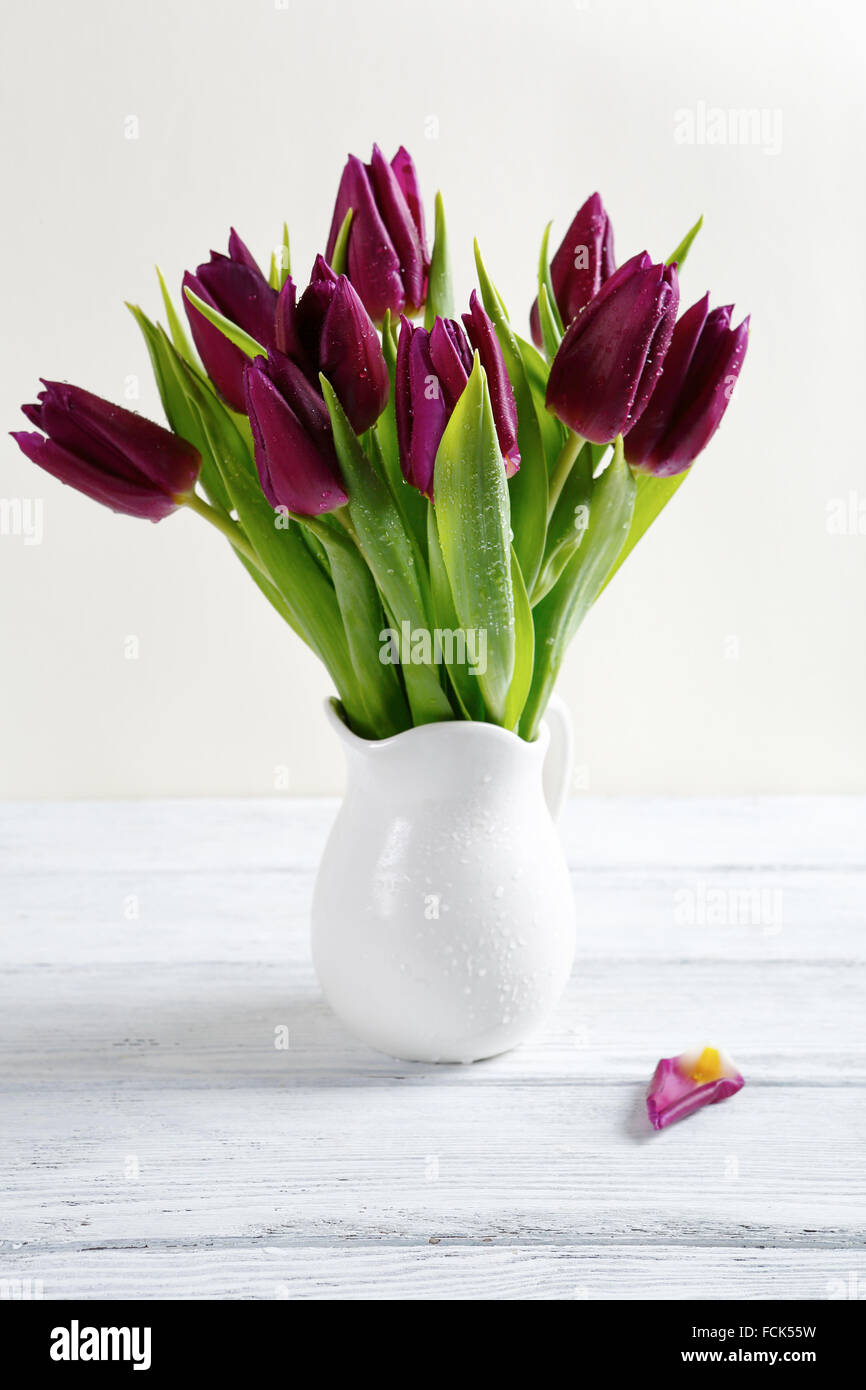 Blumenstrauß in einer weißen Vase, Tulpen Stockfoto