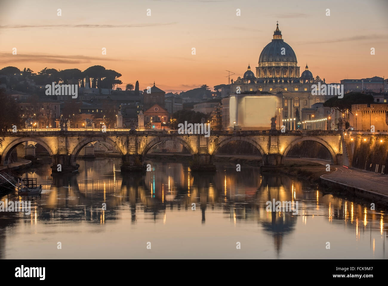 Rom, Italien: St. Peter-Basilika, St. Angelo Brücke und Fluss Tiber in den Sonnenuntergang Stockfoto