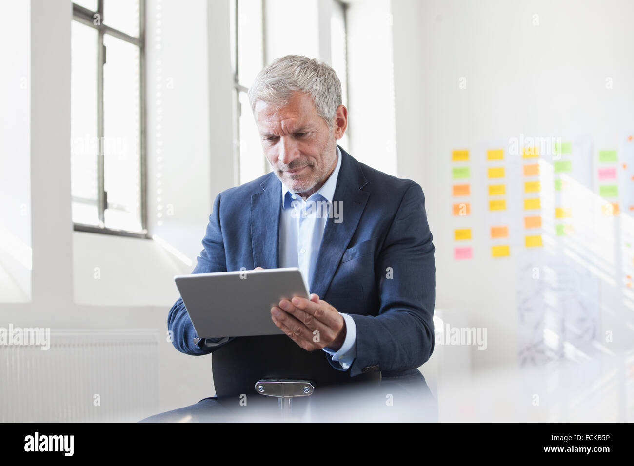 Kaufmann im Büro mit digital-Tablette Stockfoto
