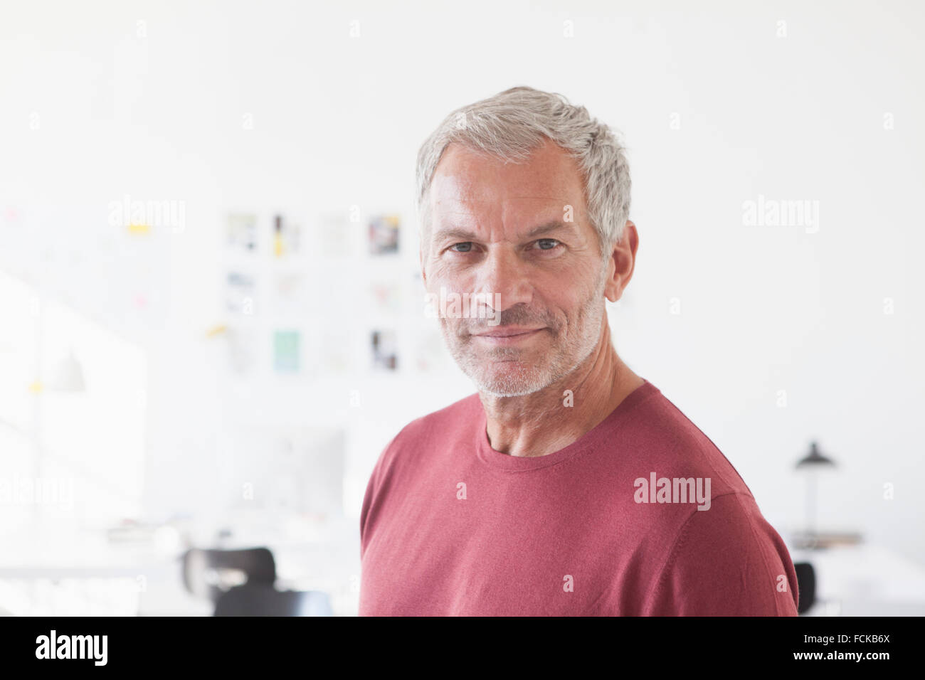 Porträt von zuversichtlich Geschäftsmann im Büro Stockfoto