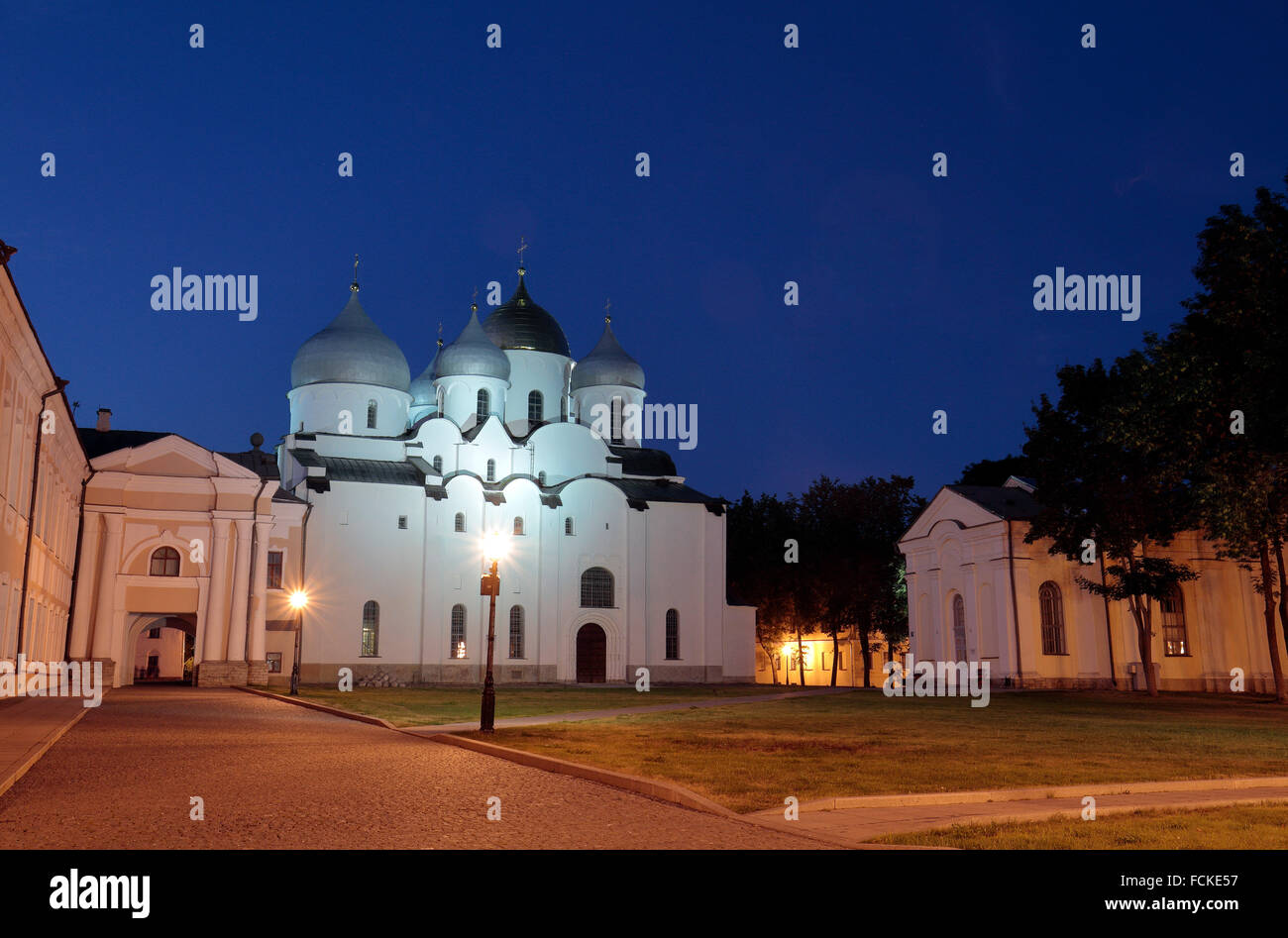 Nacht Zeit Blick auf die Kathedrale von St. Sophia im Kreml, Weliki