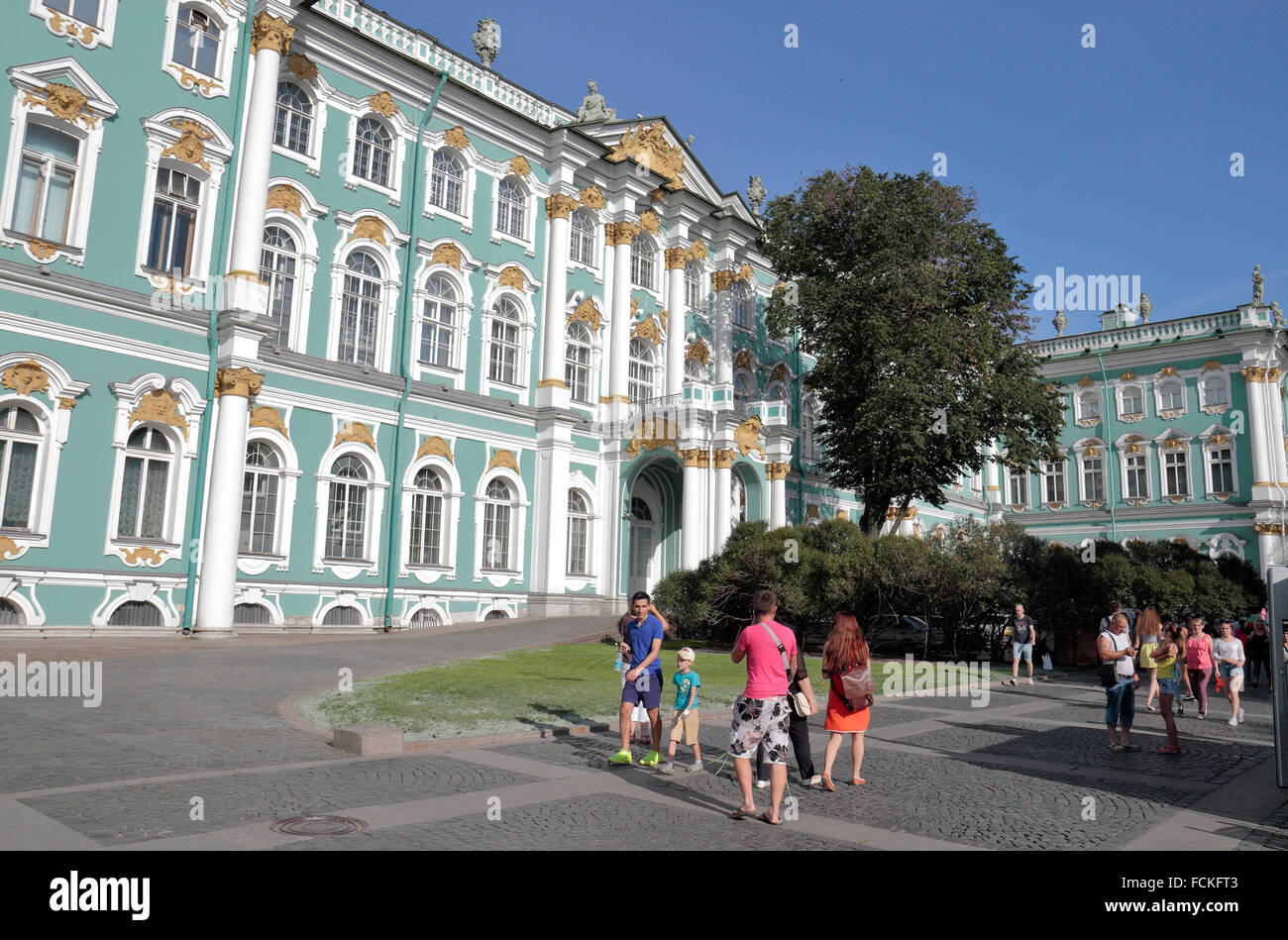Touristen vor dem Winterpalast, beherbergt die Eremitage im Zentrum Saint Petersburg, Northwestern, Russland. Stockfoto