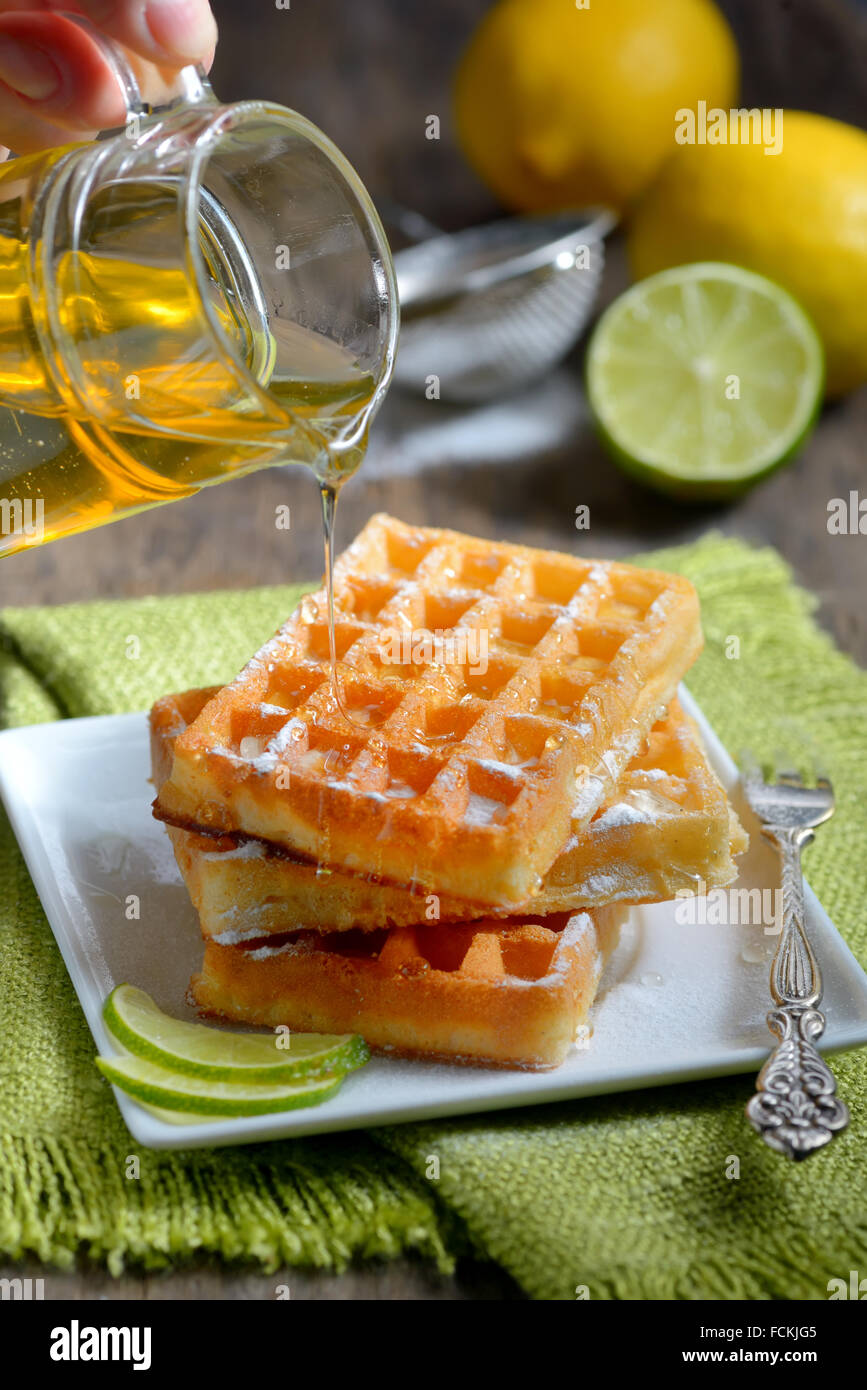 Stapel von Waffeln mit Honig und Zitrone Stockfoto