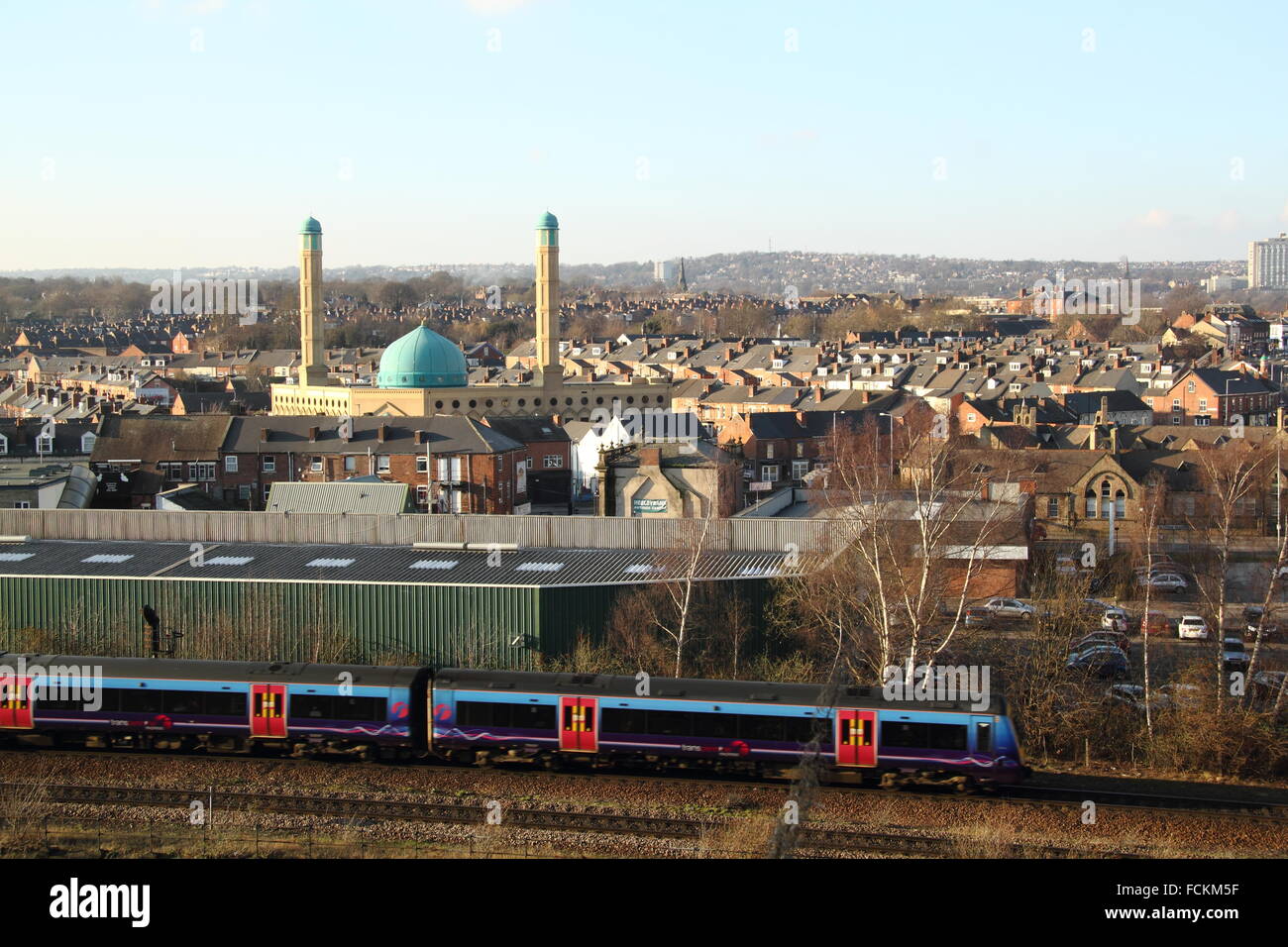 Sheffield mit den wichtigsten Schiene Linie in die Stadt, die blauen Kuppeln der Madina Masjiid Moschee und Hügel, Yorkshire UK Stockfoto
