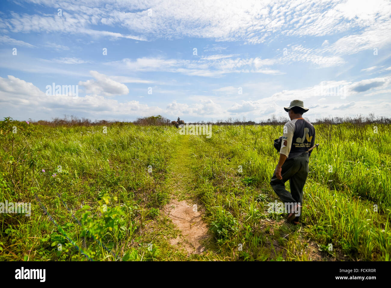 Ein Ranger geht auf der Weide des Weg Missions-Nationalparks in Lampung, Sumatra, Indonesien. Stockfoto