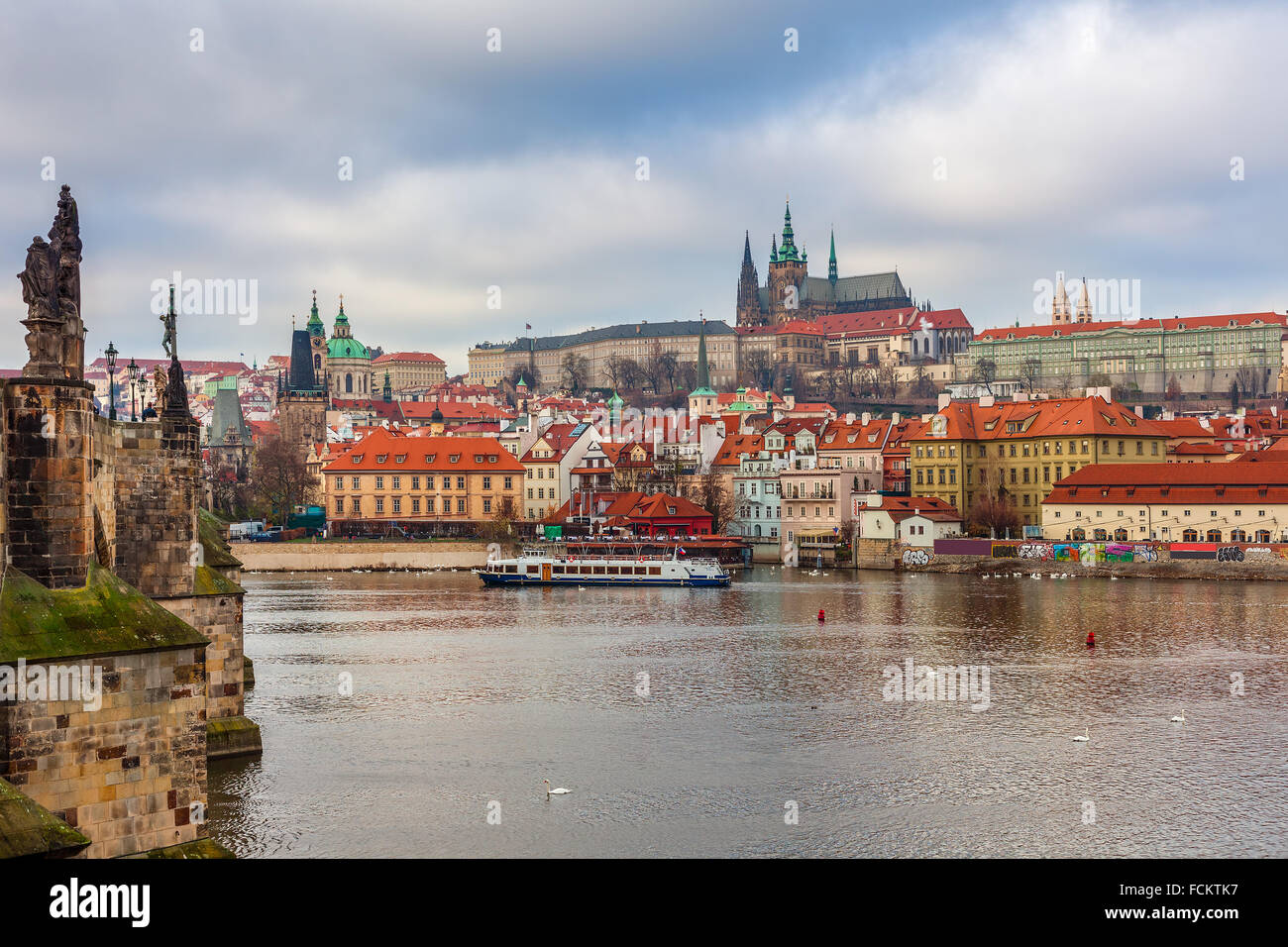 Blick auf Moldau, Altstadt und St. Vitus Cathedral auf Hintergrund in Prag, Tschechien. Stockfoto