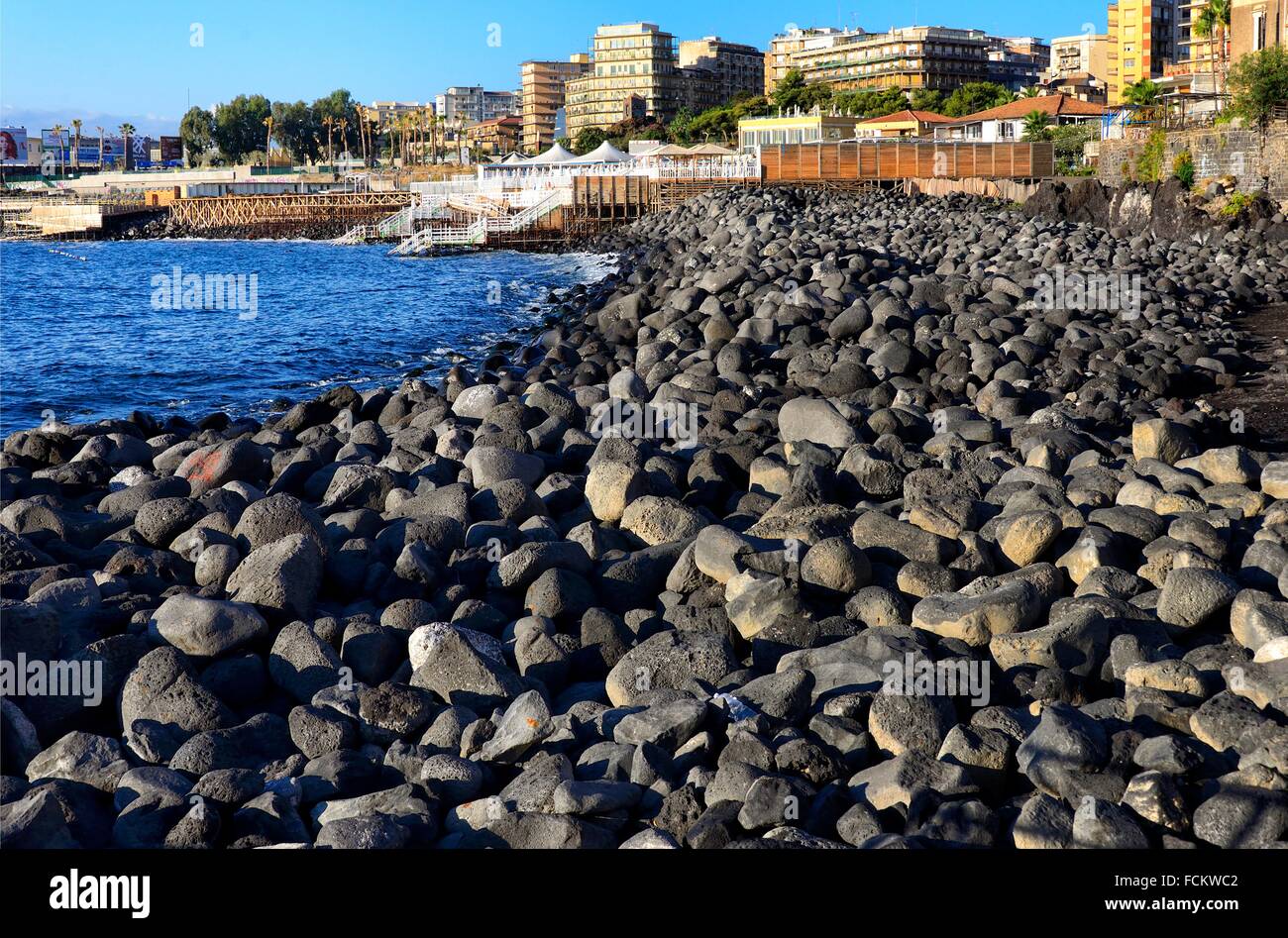 Schwarzen Strand Von Atna Vulkan Lava Aci Castello Provinz Von Catania Sizilien Italien Stockfotografie Alamy