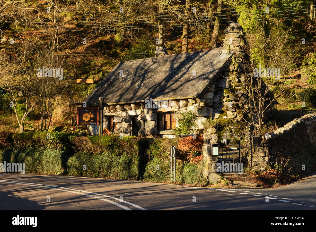 Ty Hyll, hässliches Haus auf die wichtigsten A5 von London nach Holyhead Road bei Capel Curig, Gwynedd. Stockfoto