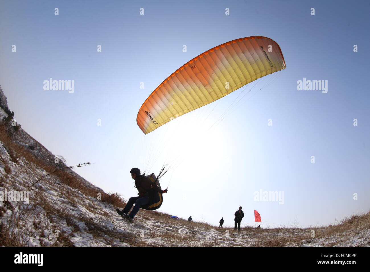 Xiangyang, Chinas Provinz Hubei. 23. Januar 2016. Ein Gleitschirm-Fan konkurriert bei einem Paragliding-Wettbewerb in Xiangyang, Zentral-China Hubei Provinz, 23. Januar 2016. In insgesamt 20 Paragliding-Fans aus mehreren Luft Sportvereine in Xiangyang ein Gleitschirm Wettbewerb teilgenommen Samstag. © Wang Hu/Xinhua/Alamy Live-Nachrichten Stockfoto