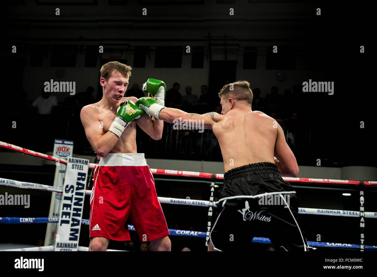 London, UK, 22. Januar 2016. Eine Nacht der Championship Boxing Hall in York, England. DP Carr Niederlagen Aleksandrs Birkenbergs in der internationalen Super-Federgewicht-Wettbewerb. Copyright Carol Moir/Alamy Live News Stockfoto