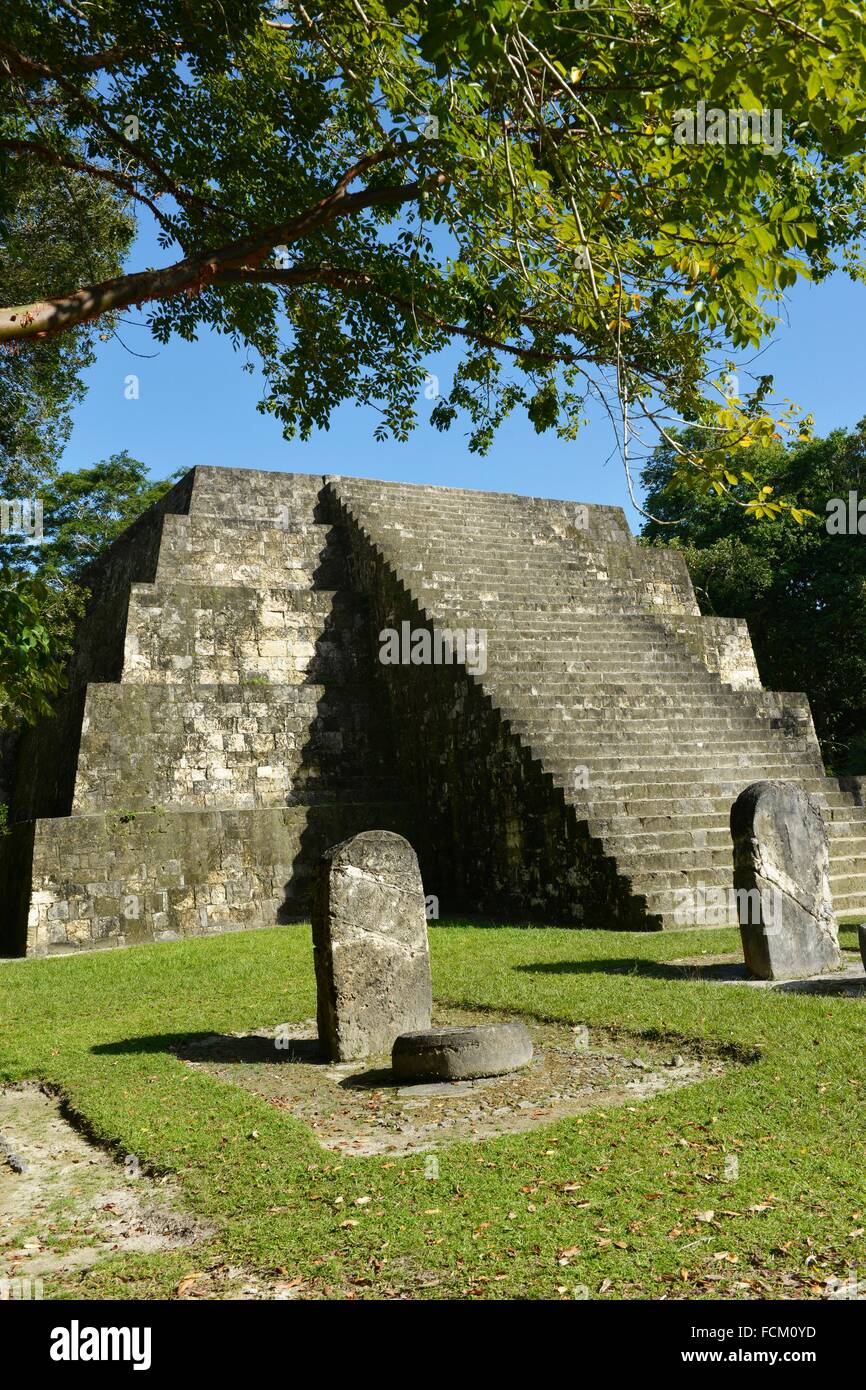 Kleine Pyramide im präkolumbianischen Stadt Tikal, Petén, Guatemala, Mittelamerika. Stockfoto