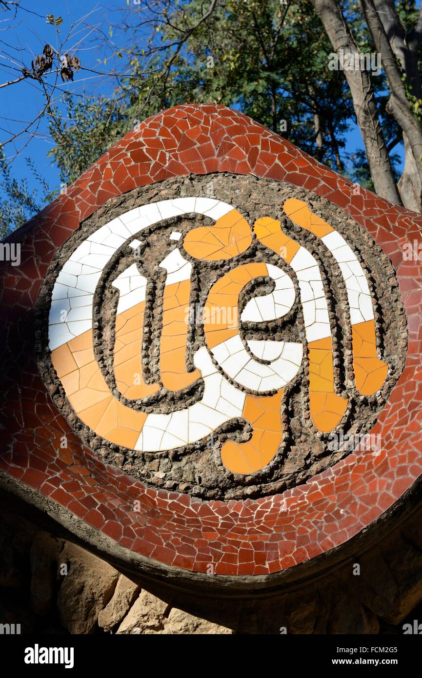 Keramikmosaik Schmuck aus dem Park Güell in Barcelona, Katalonien, Spanien. Stockfoto