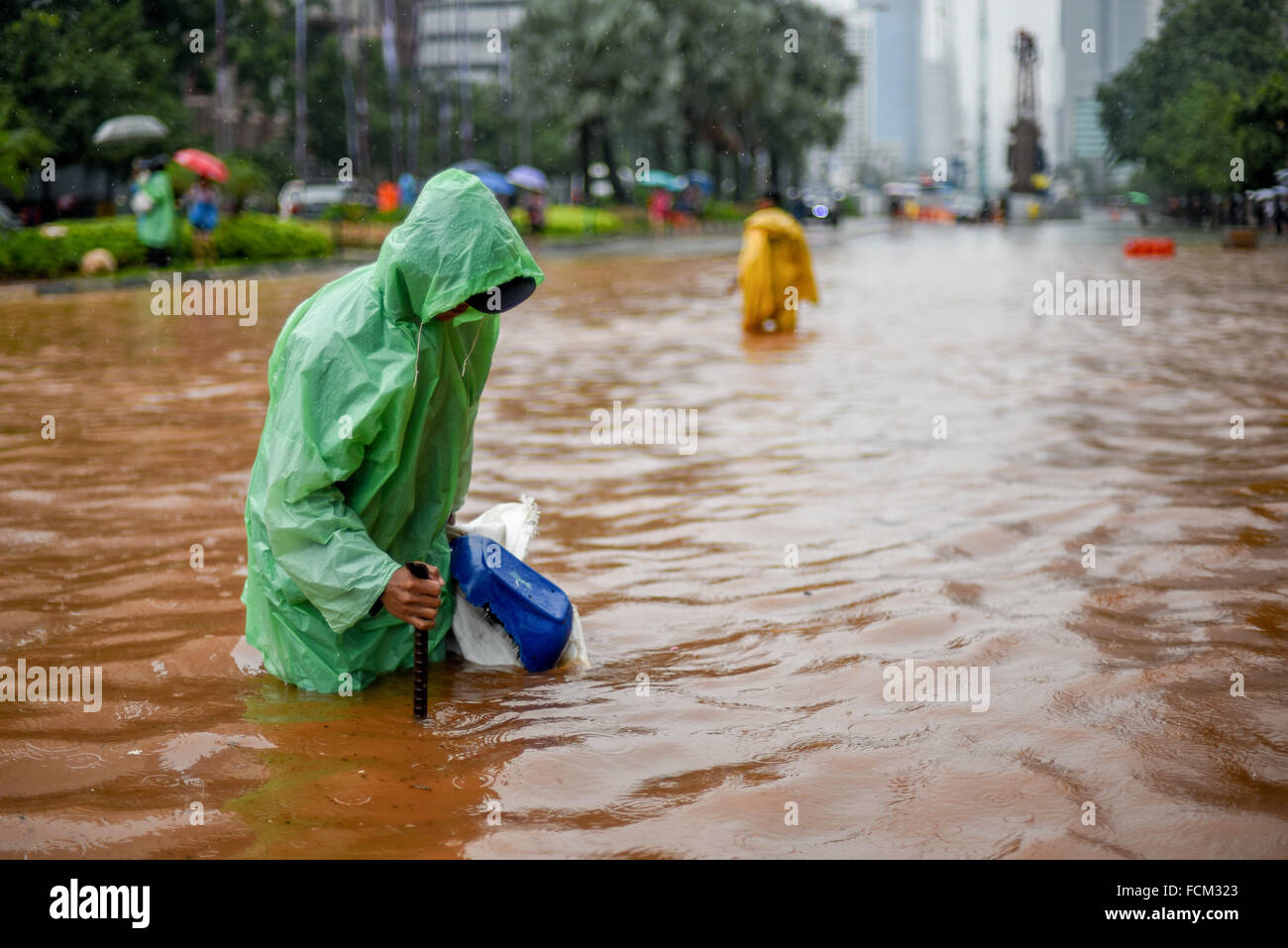 Die Arbeiter des Stadtplanungsbüros versuchen herauszufinden, ob das Entwässerungssystem der Straße verstopft ist, nachdem ein kontinuierlicher Regen Jakarta überflutet hatte. Stockfoto