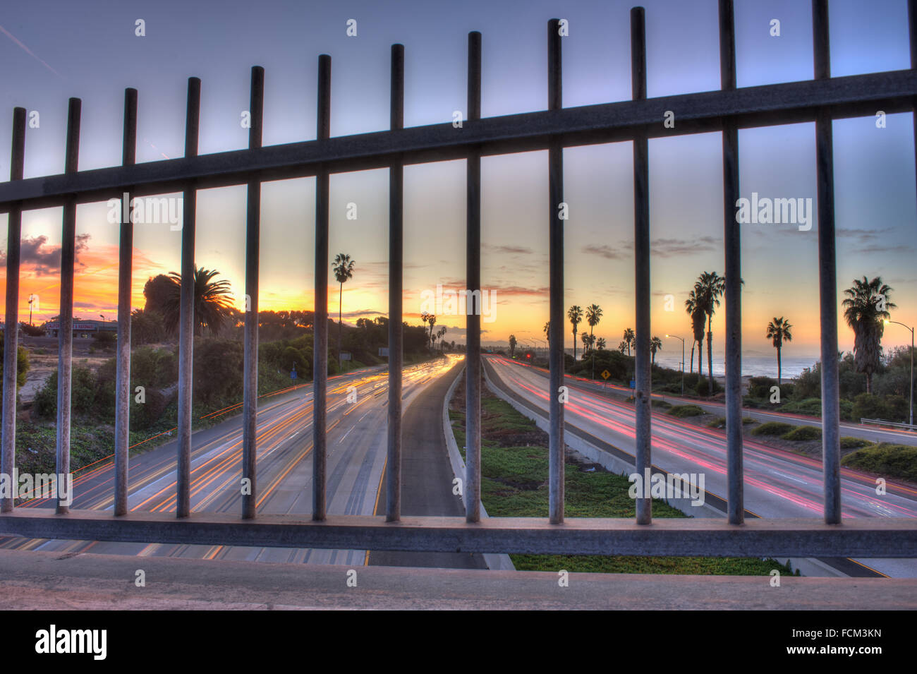 California 101 Freeway im Laufe des Vormittags pendeln hinter bars Stockfoto