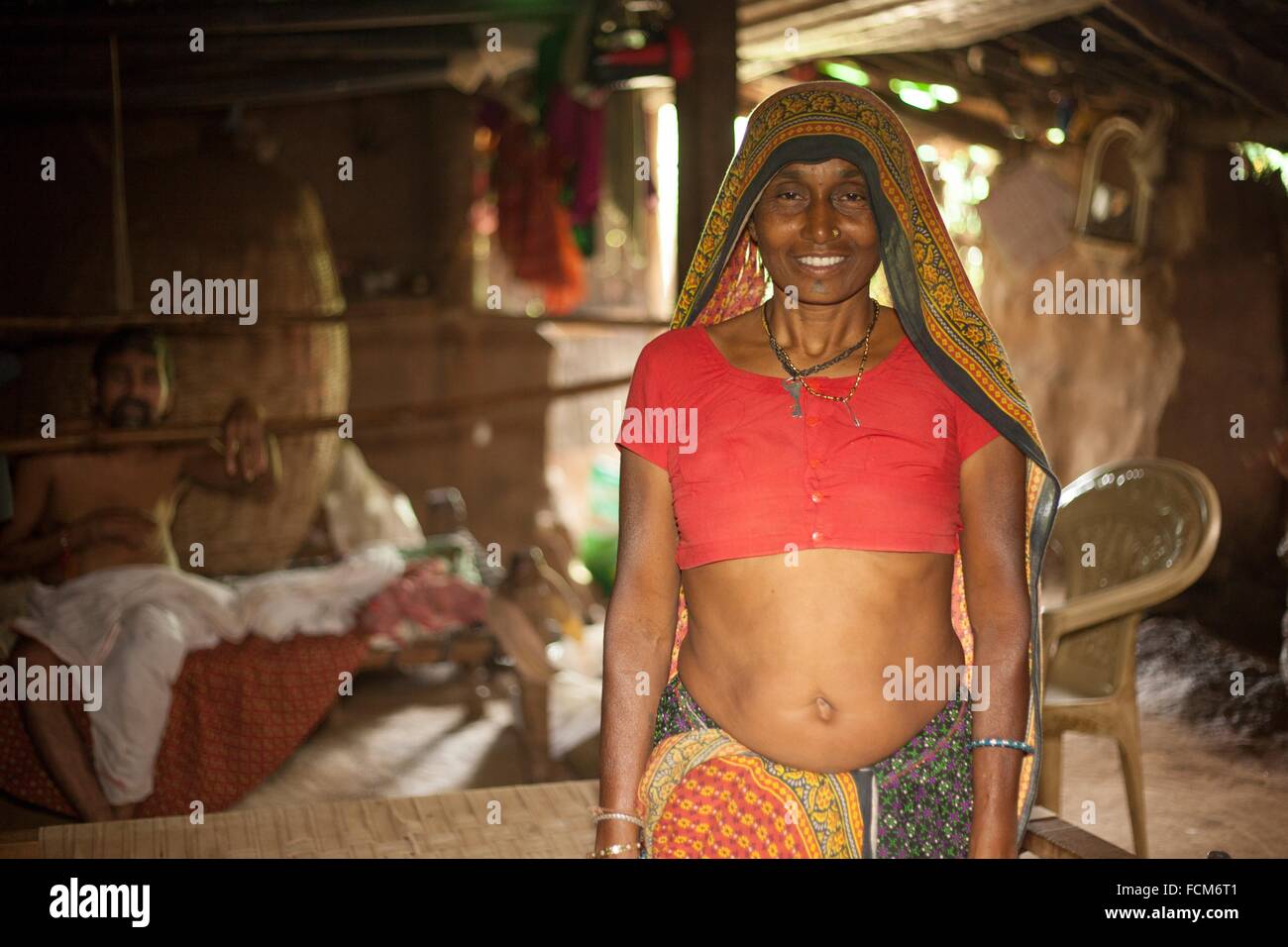 Frau des Stammes der Bhil und ihr Ehemann, Indien Stockfoto