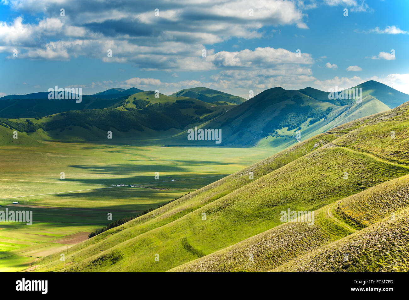 Bergfrühling in Italien Landschaft, Umbrien. Stockfoto