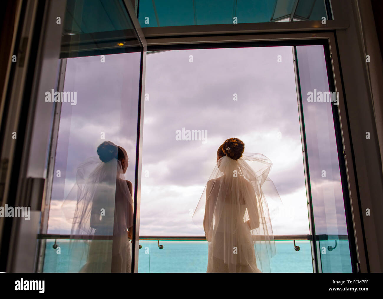 Die attraktive Braut steht auf dem Balkon. Stockfoto