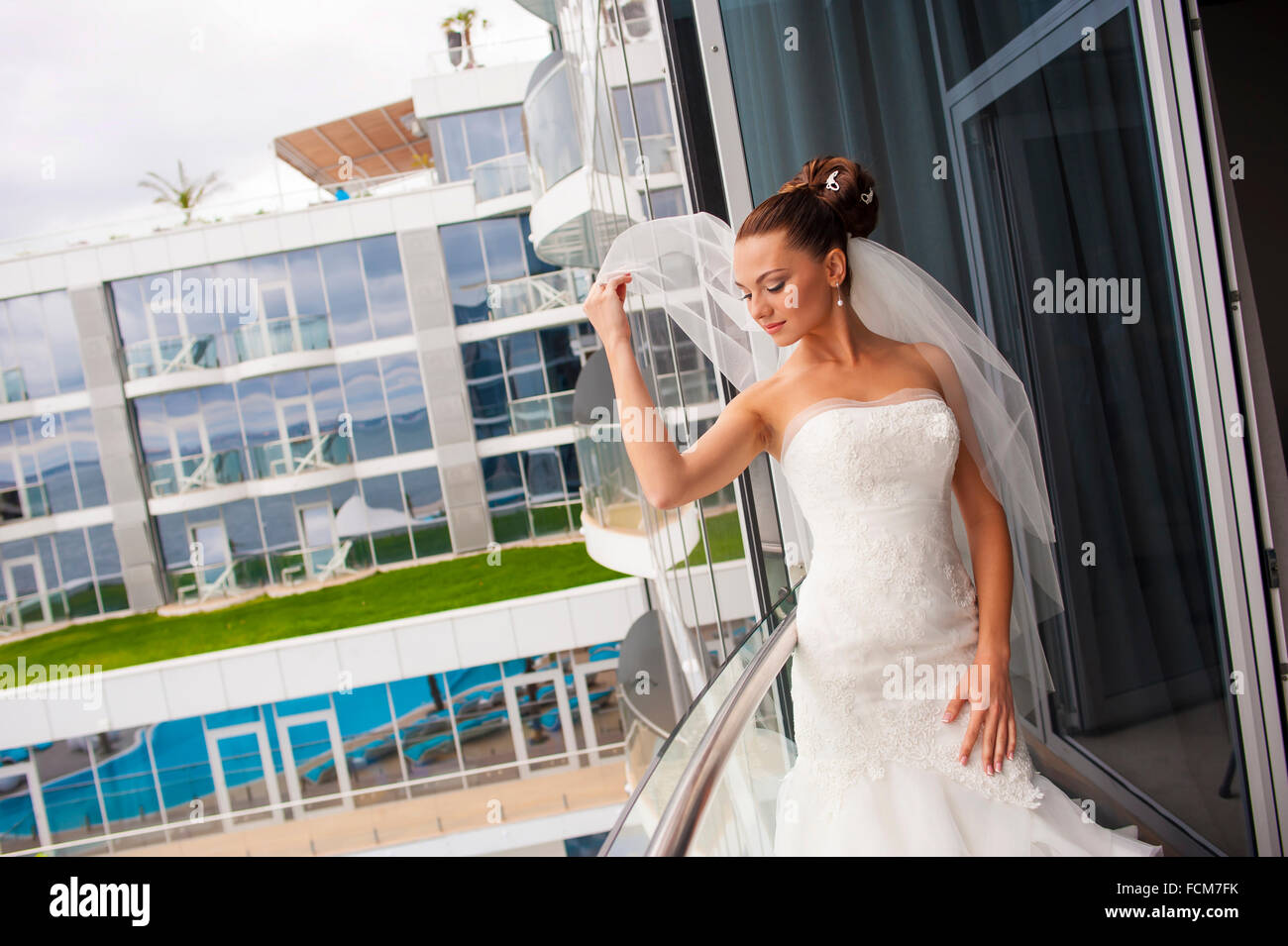 Die kokette Braut auf dem Balkon. Stockfoto